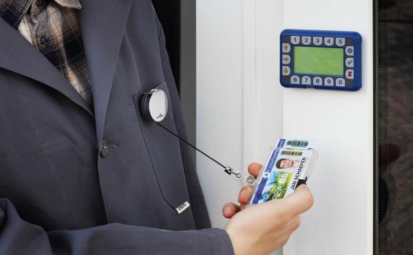 Durable Ovitek za magnetne kartice PUSHBOX